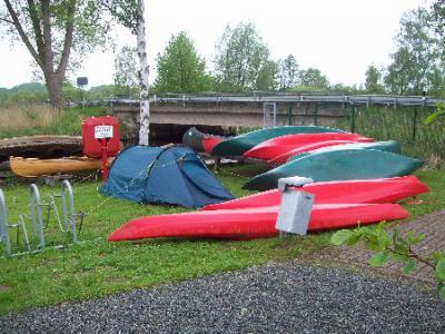 Kanus und Kajaks auf dem Wasserwanderrastplatz Marlow