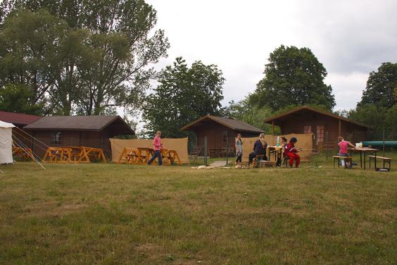 Holzhütten auf dem Wasserwanderrastplatz Nehringen