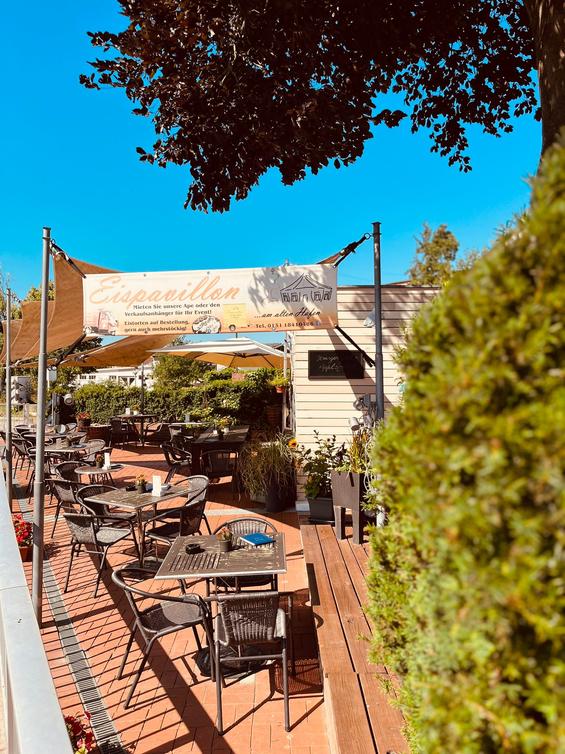 Unser Eispavillon mit Terrasse direkt an der Warnow Unser Eispavillon mit Terrasse direkt an der Warnow
