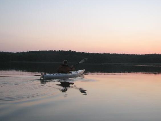mit dem Kayak in den Sonnenuntergang