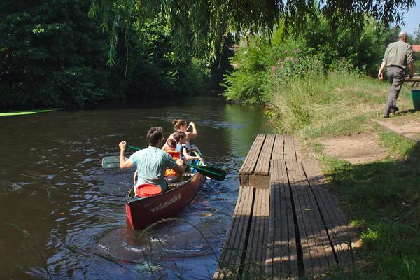 guter Holzsteg an der Kanustation Bienenbüttel