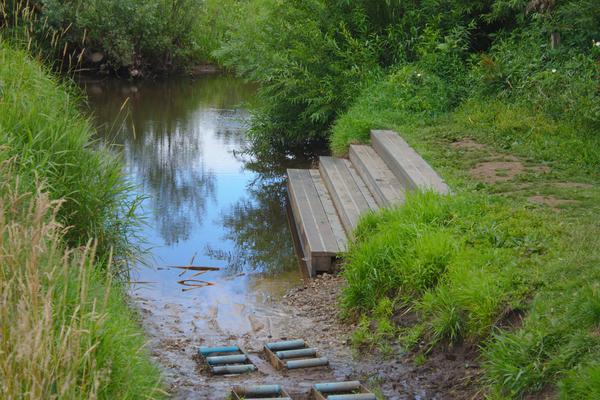 Rollenbahn und Steg bei Niedrigwasser