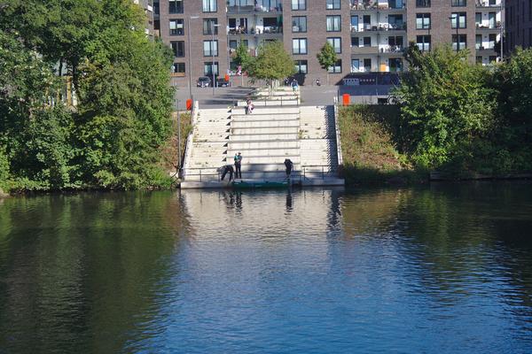 hohe Treppe mit breiten Stufen