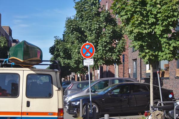 Parken auf dem Seitenstreifen erlaubt