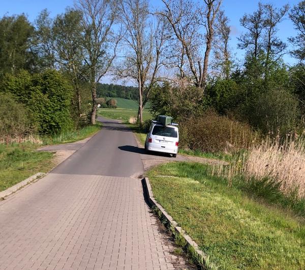 Parkmöglichkeit nur an der schmalen Straße Parkmöglichkeit nur an der schmalen Straße