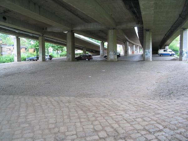 Parken unter der B75 Brücke