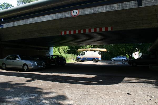 Parken unter der Brücke