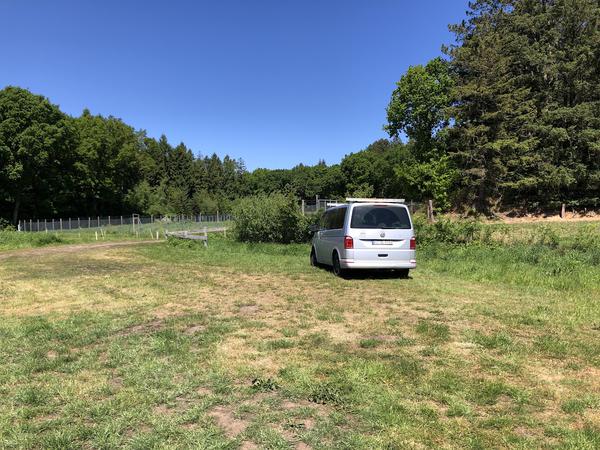Platz zum Abladen, ggf parken für wenige Fahrzeuge möglich