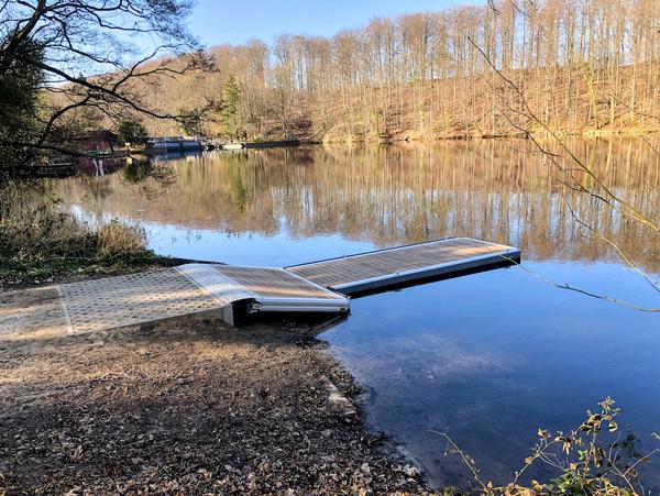 Bootssteg am Rosensee in Schwentinental