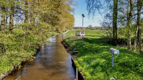 Zufahrt und befestigtes Ufer