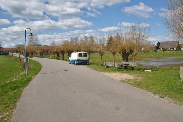 Parkmöglichkeit nur am Weg