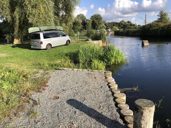 Aussetzen an der Slipstelle oder an der Pfahlreihe beim Wehr Langsdorf