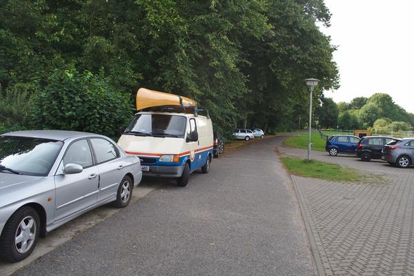 Parkplatz an der Badestelle in Schwarz