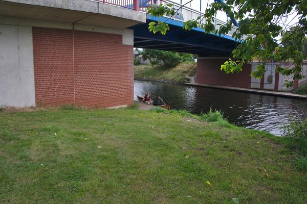 anlegen direkt neben der Straßenbrücke