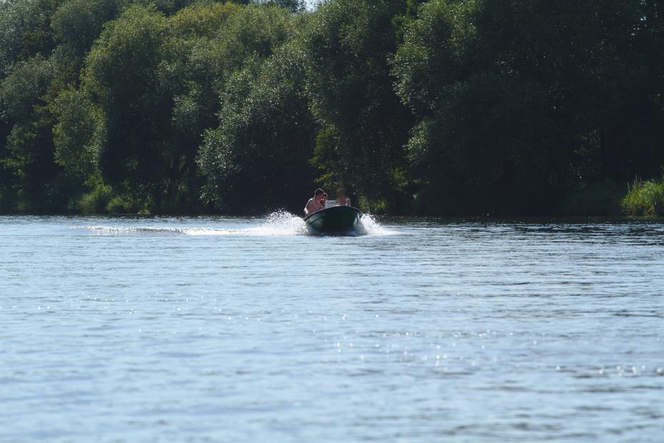 ein rasendes Kleinboot auf der Unteren Havel