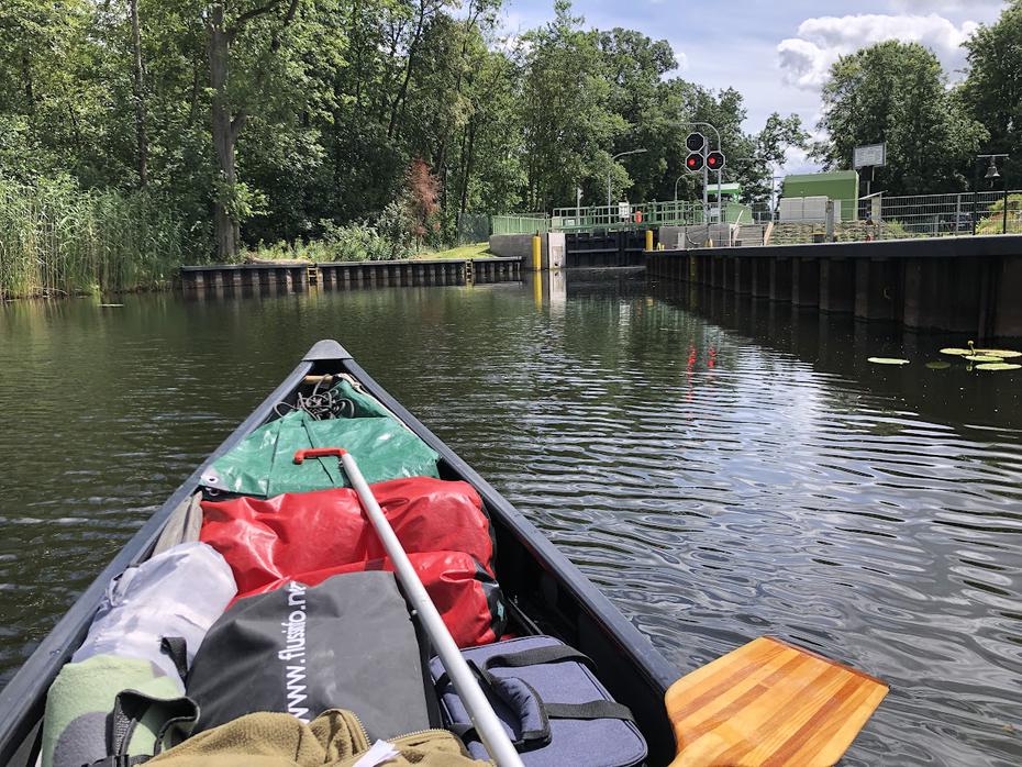 direkt vor der Schleuse Hakenberg