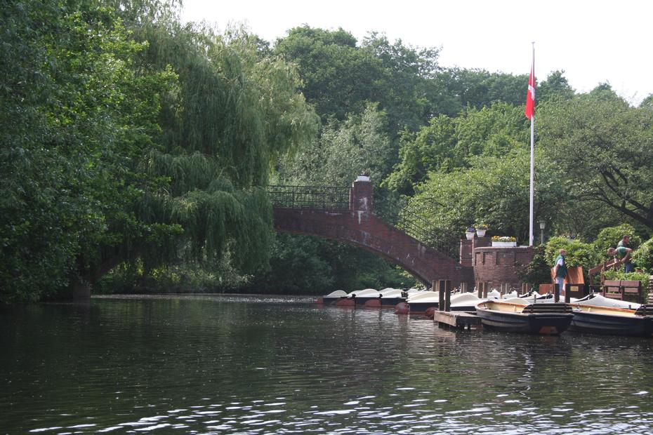 Brücke zur Insel im Hamburger Stadtparksee