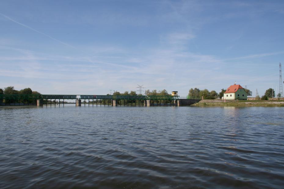 Die Oder, Marienhofer Wehr zur Durchfahrt in die Westoder
