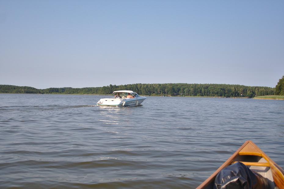 Motorboot auf dem Gobenowsee