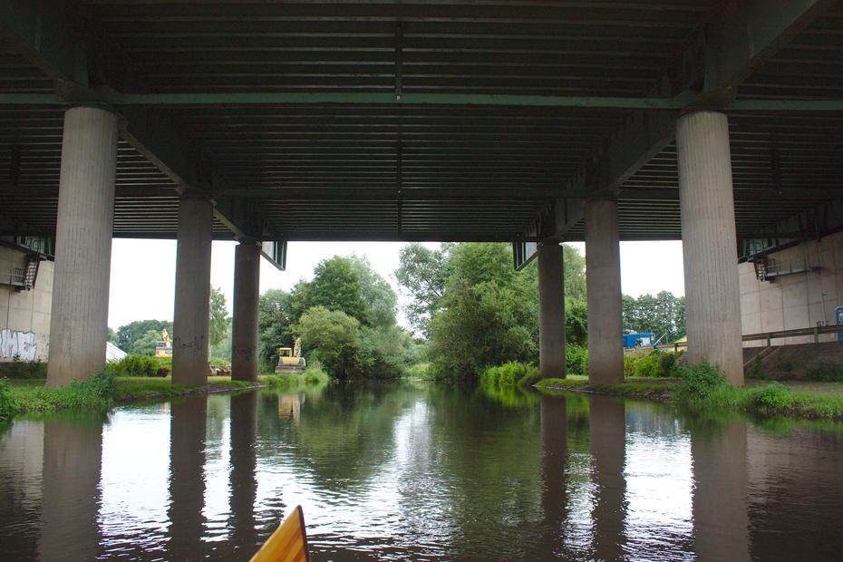 die Ilmenau kreuzt den Elbe-Seiten-Kanal bei Jastorf