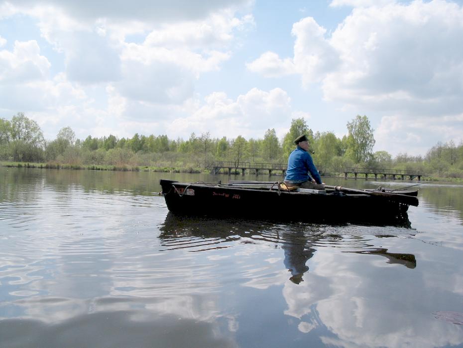 Angler im Holzboot auf der Peene