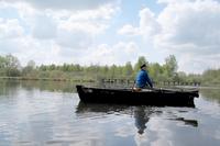 Angler im Holzboot auf der Peene